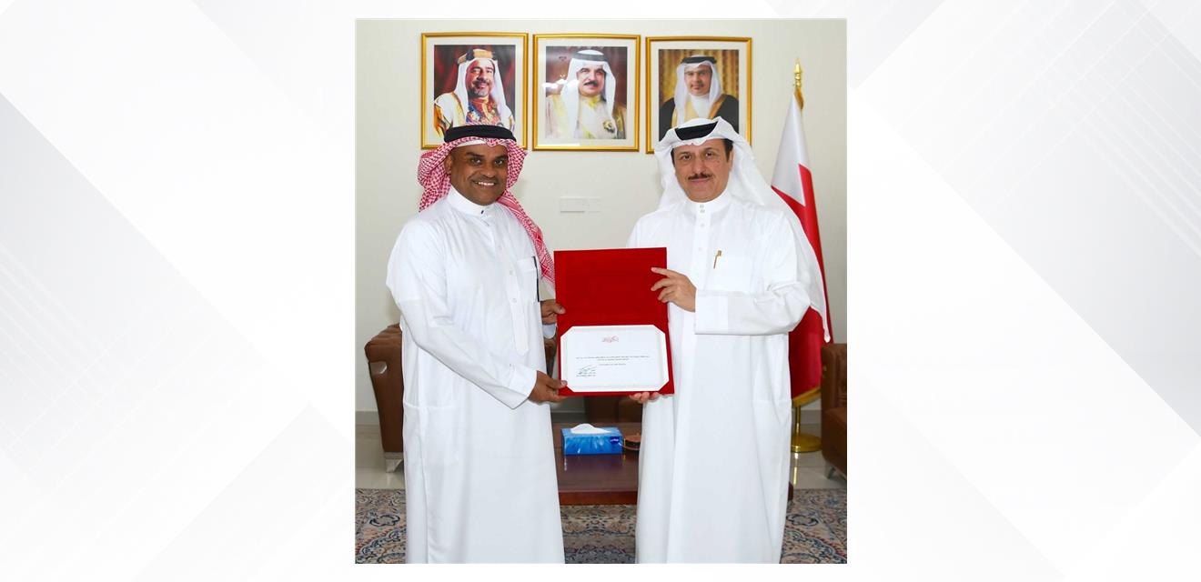 نائب محافظ المحرق يكرم أحد المواطنين ويشيد بدوره في تعزيز الشراكة المجتمعية<